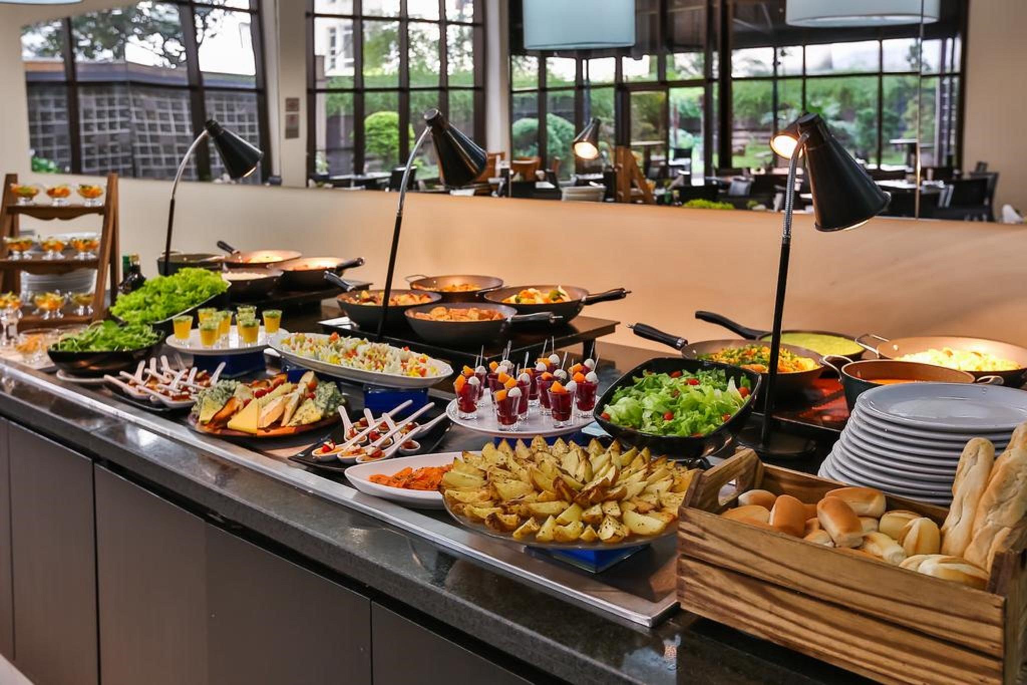 Double Tree By Hilton Sao Paulo Itaim Hotel Restaurant photo A salad bar