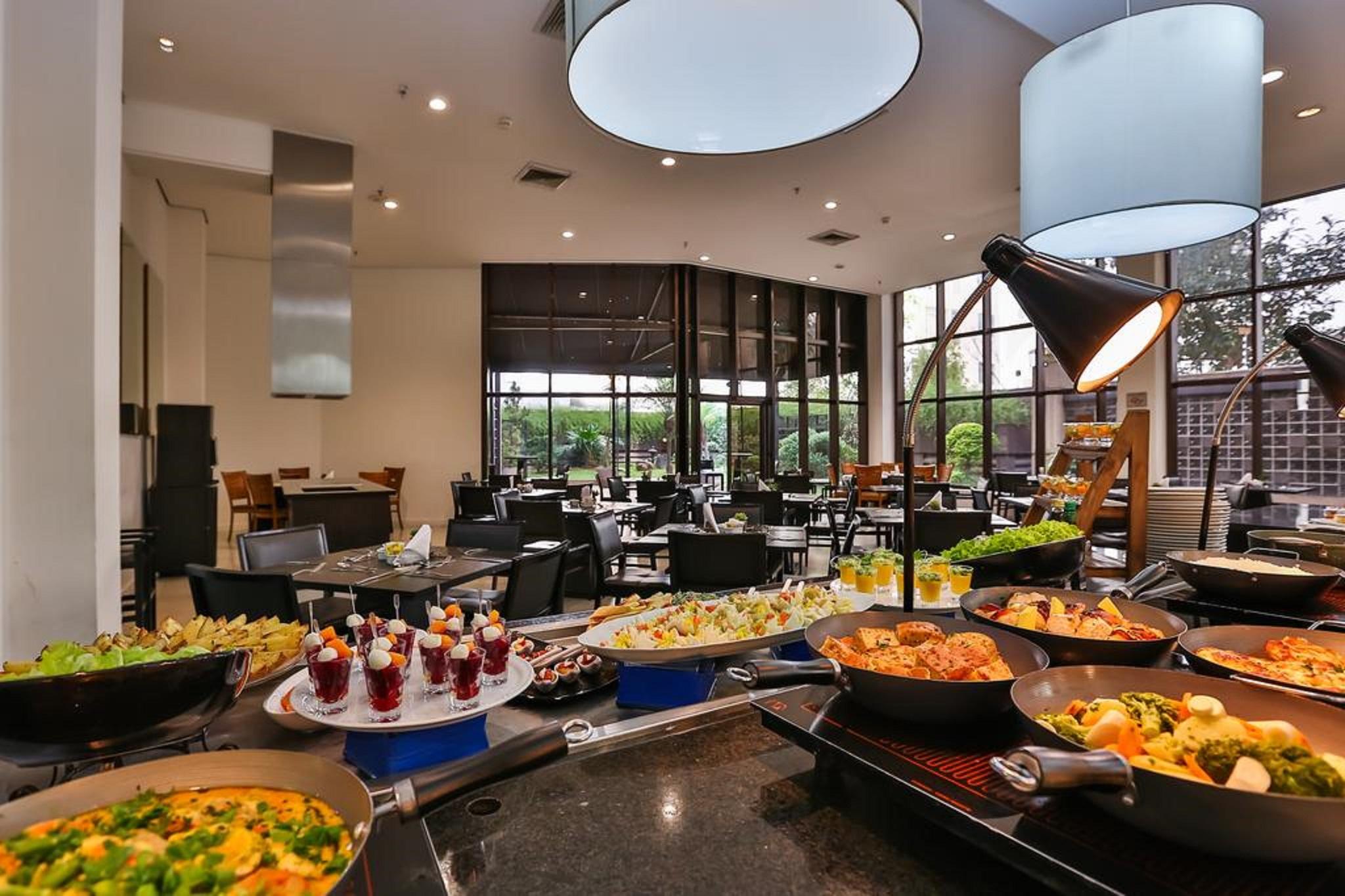 Double Tree By Hilton Sao Paulo Itaim Hotel Facilities photo The buffet at the hotel