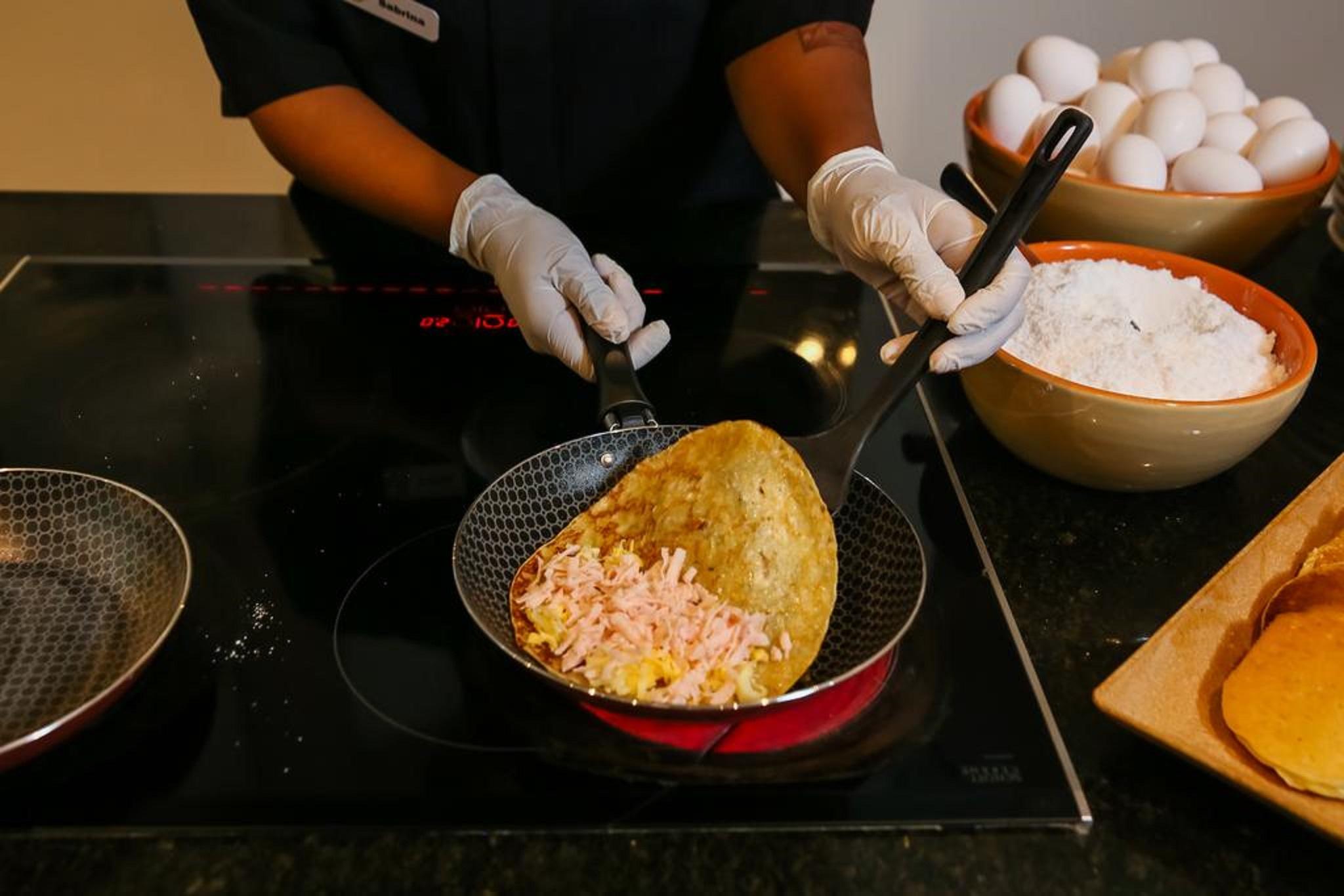 Double Tree By Hilton Sao Paulo Itaim Hotel Restaurant photo Preparation of a totopo