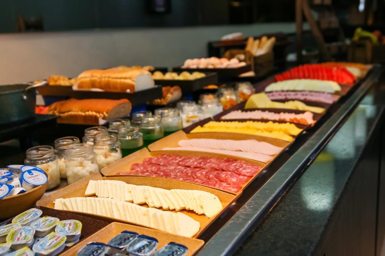Double Tree By Hilton Sao Paulo Itaim Hotel Exterior photo A selection of cheeses at a buffet